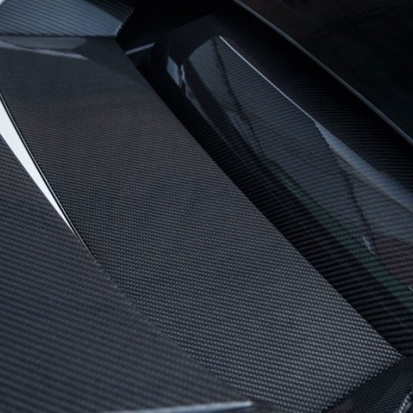Карбоновая вставка капота двигателя Novitec Style для Lamborghini Huracan