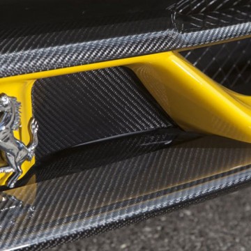 Карбоновые вставки в передний бампер по бокам от логотипа для Ferrari 458 Speciale