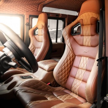 Пакет отделки интерьера Kahn Design со вставками для Land Rover Defender 110